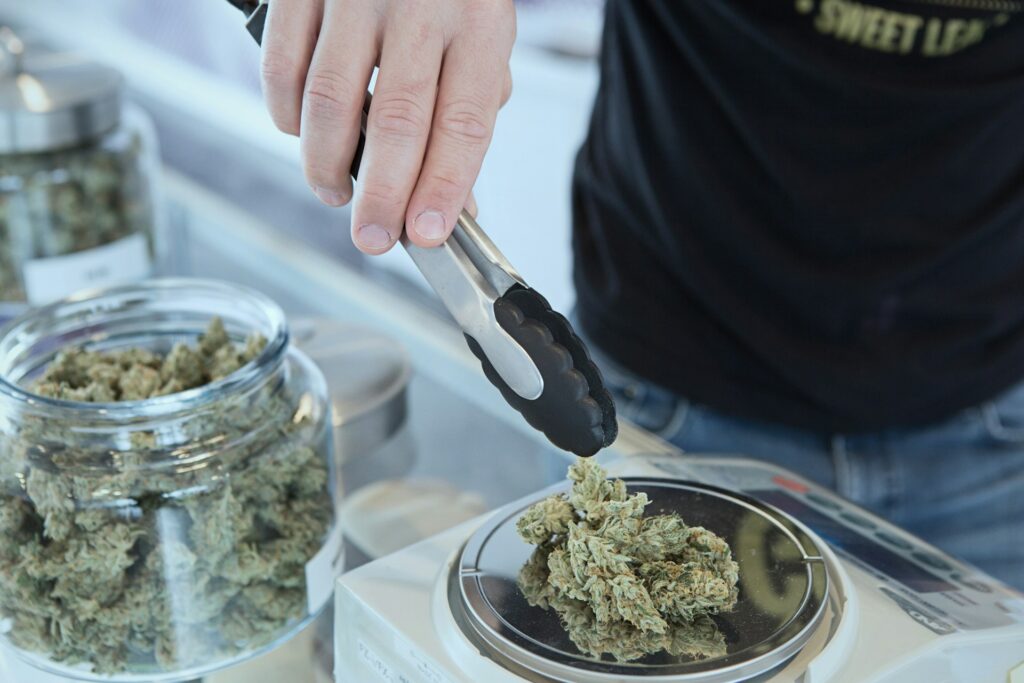 so-cbd-cannabis-club-paris-CBD-Shop